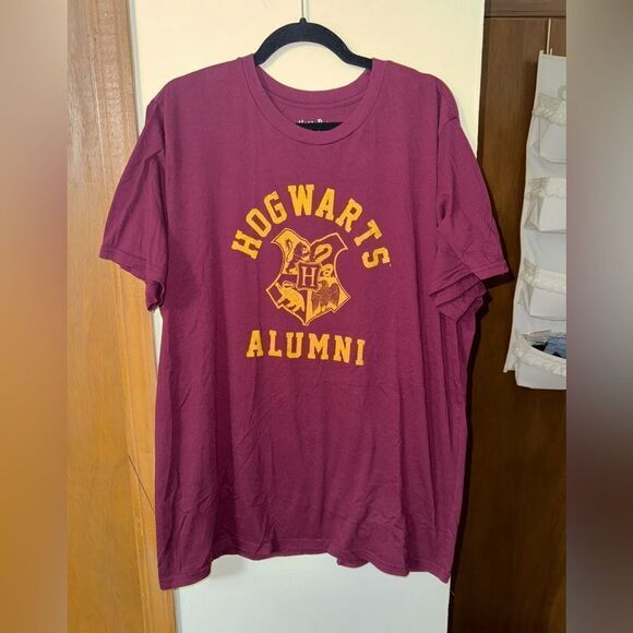 Men’s 2XL Hogwarts Almuni tshirt - Picture 1 of 3